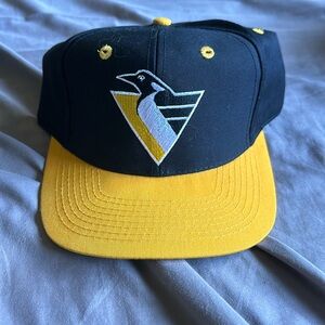 Vintage 90’s Pittsburgh Penguins Fitted Hat